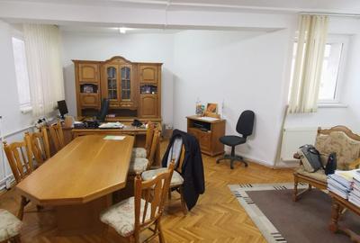 Birou, de 526 mp, în Central - 2