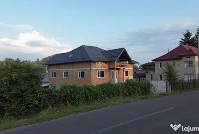 Casă cu 7 camere cu Teren 821 Mp în Dornești - 1