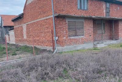 Casă cu 3 camere cu Teren 1439 Mp în Cutina - 1