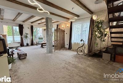 Casă cu 7 camere cu Teren 700 Mp în Petros - 5