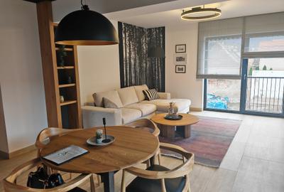 Apartament cu 3 camere semidecomandat, mobilat în Central - 1