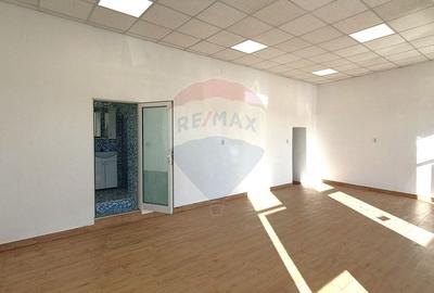 Spațiu comercial, de 75 mp, în Central - 8