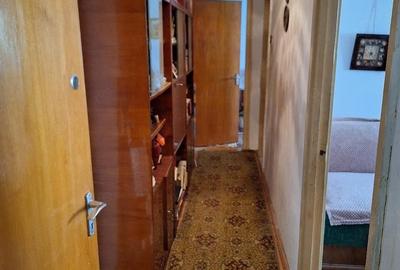 Apartament cu 3 camere semidecomandat în Titan