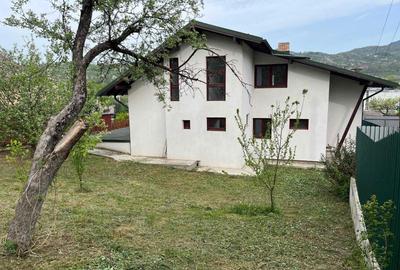 Casă cu 4 camere în Central - 2