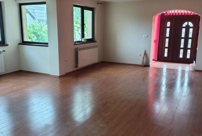Casă cu 3 camere cu Teren 180 Mp în Central