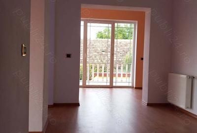 Casă cu 6 camere cu Teren 2255 Mp în Cenad - 1