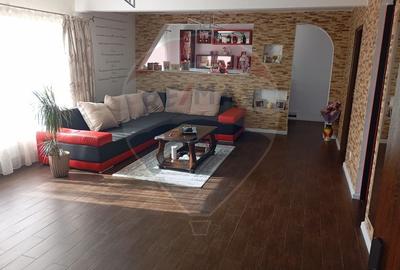 Casă cu 7 camere cu Teren 1183 Mp în Central - 4