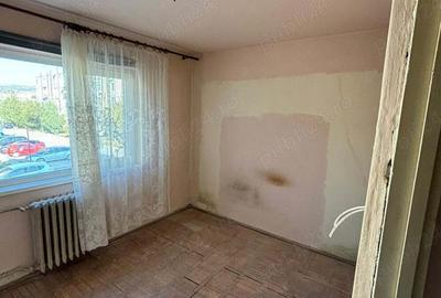 PROPRIETAR vand apartament cu 3 camere Et.1 ,Aleea Ioan Slavici Bl 49 - 8