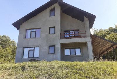Casă cu 7 camere cu Teren 1000 Mp în Mogoșești