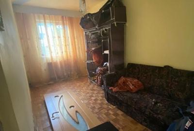 Apartament cu 3 camere semidecomandat în Craiovița Nouă