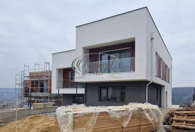 Duplex finisat, cu terasa si panorama spectaculoasa