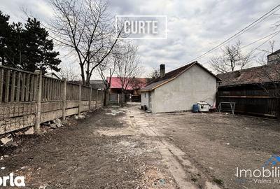 Casă cu 2 camere cu Teren 400 Mp în Petros