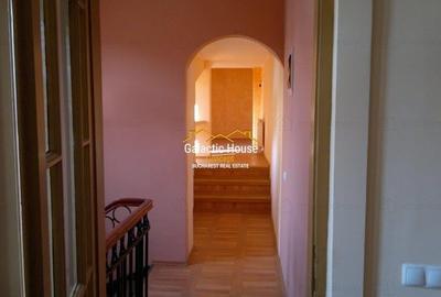 ANSAMBLU VILE - TREI CORPURI CL?DIRE - LOCURI DE PARCARE - 12 MASINI - 8