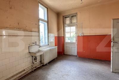 Casa de vanzare, cu 4 camere, demisol 122 mp, zona ultracentrala - 2