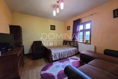 Casa tradi?ionala, mobilata ?i utilata, situata in centrul satului Polovragi - 2