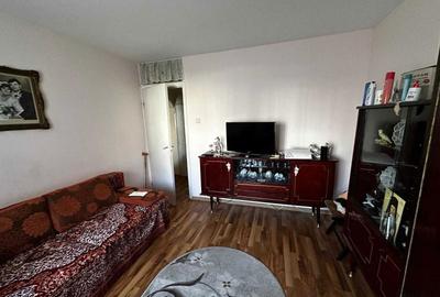Apartament cu 3 camere decomandat în Tractorul - 1