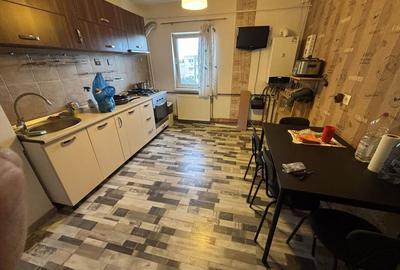 Apartament cu 2 camere semidecomandat în Enachiță Văcărescu