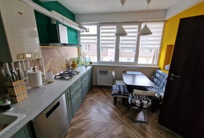 Apartament cu 3 camere semidecomandat, mobilat în Central