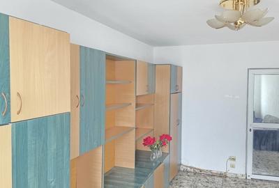 Apartament cu 3 camere semidecomandat, mobilat în Iancului