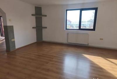 Casă cu 5 camere cu Teren 1600 Mp în Central - 9