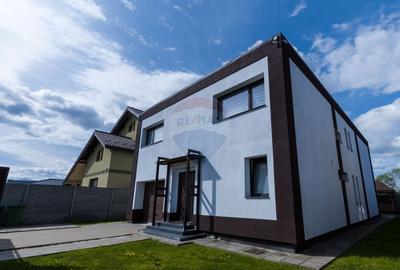 Casă cu 9 camere cu Teren 463 Mp în Stupini - 36