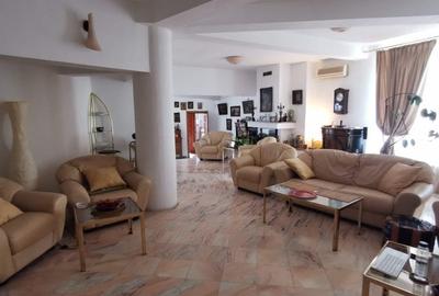 Vila cu scara interioara, semineu,terasa mare, strada linistita - 2