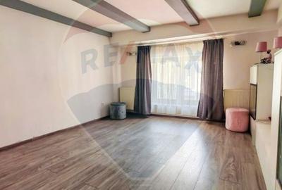 Casă cu 6 camere cu Teren 182 Mp în Central - 2