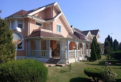 Casă individuală cu 12 camere în Băneasa