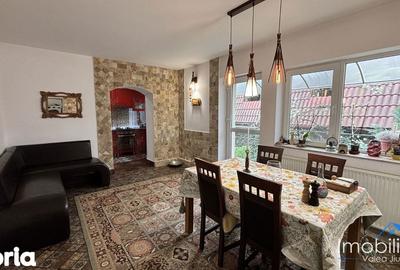 Casă cu 7 camere cu Teren 700 Mp în Petros - 12