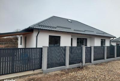 Casă cu 4 camere în Joița