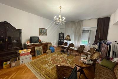 Apartament cu 3 camere decomandat, mobilat în P-ța Victoriei