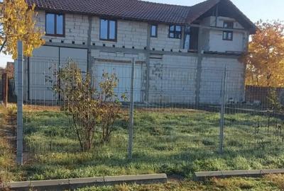 Vand casa la rosu cu utilitati, in Caciulesti comuna Girov la strada principala (Caciulesti > Dobren - 1