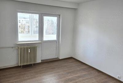 Apartament cu 3 camere decomandat în Eremia
