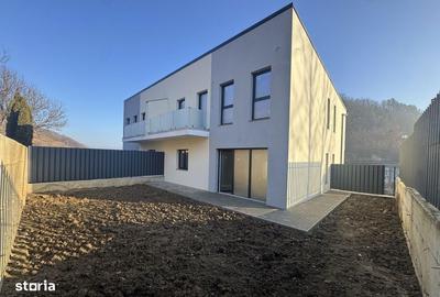 Casă cu 4 camere în Tăuți