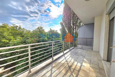Elegant Multi-Level Home with 4 Bedrooms and Expansive Terraces in Green Lake - 11