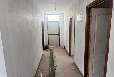 Casă cu 3 camere cu Canalizare în Central