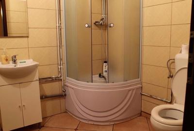 Proprietar vand casa  suprafata utila de 250mp parter etaj. Suprafata teren 272m - 4