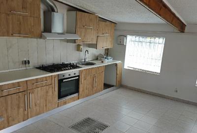 Casă cu 10 camere cu Teren 300 Mp în Nord - 9