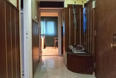 Apartament cu 4 camere semidecomandat în Micro 16