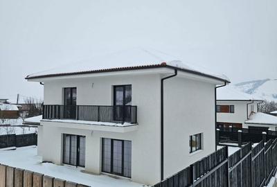 Casă cu 4 camere cu Teren 500 Mp în Merghindeal - 2