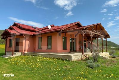 Casă cu 4 camere în Nicula