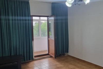 Apartament cu 3 camere semidecomandat în 5 Călărasi