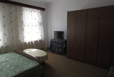 Apartament la casa cu loc de parcare in curte, zona Gara Mare - 1