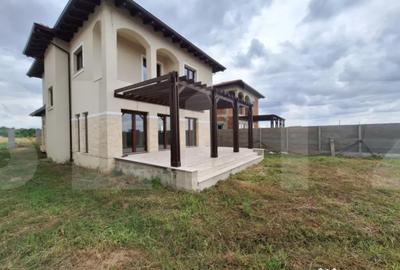 Casă cu 5 camere cu Teren 633 Mp în Moșnița Nouă