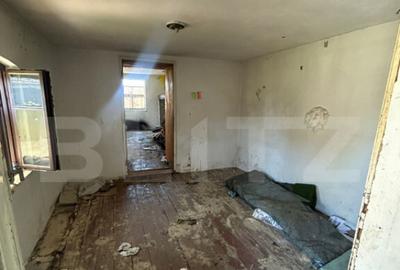 Teren ingradit si casa la rosu - 13