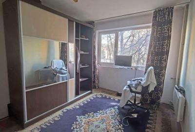 Apartament cu 2 camere semidecomandat în Berceni