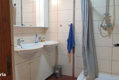 Apartament cu 3 camere decomandat în Rahova - 2