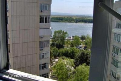 Apartament cu 3 camere decomandat în Călărași
