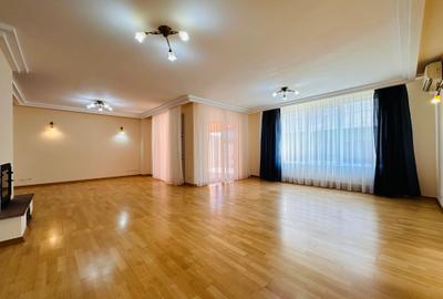 Casă cu 5 camere cu Garaj în Central - 1