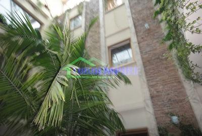 Apartament cu 3 camere decomandat în Km 5 - 5